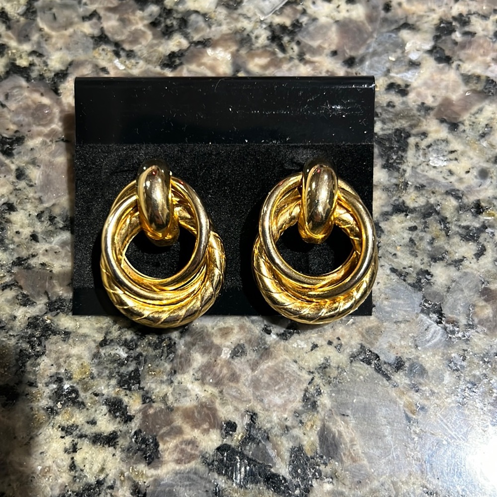VINTAGE CIRCLE KNOT GOLD TONE ALLOY POST EARRINGS